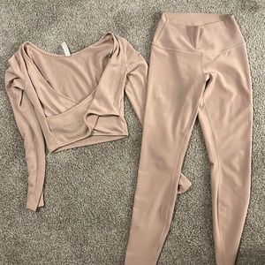 Alo yoga set size small in pink